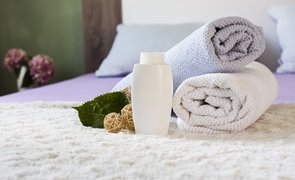 toalhas de banho na cama